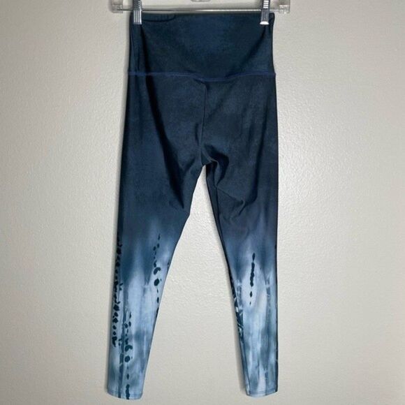Onzie Women's Blue Graphic Tie Dye Midi Flow Leggings Size Medium - Picture 5 of 12